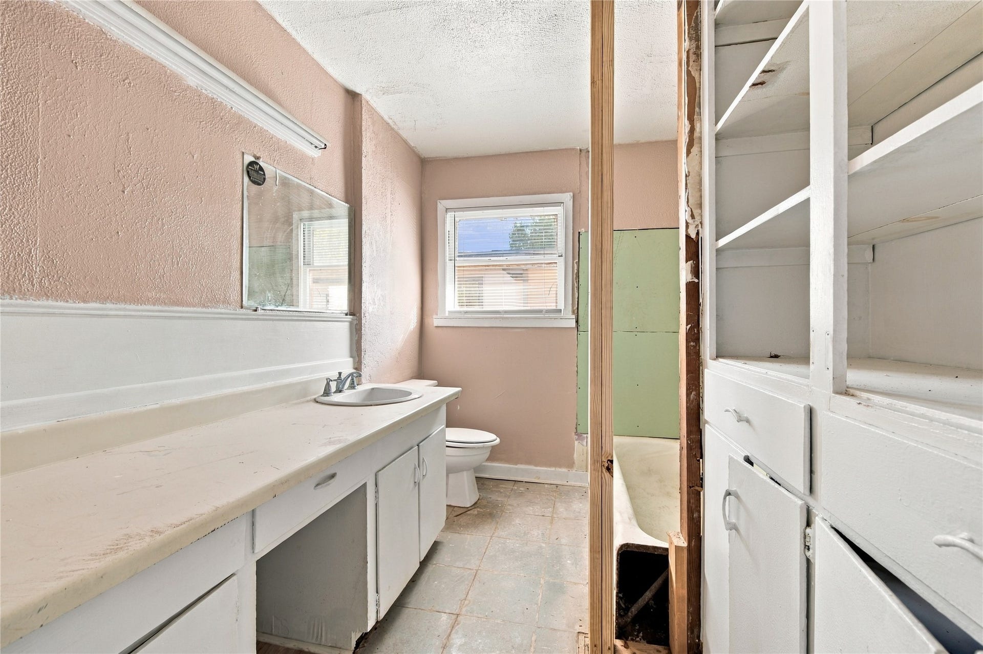 915 Main Street, La Marque, TX 77568 915 Main Street, La Marque, TX 77568