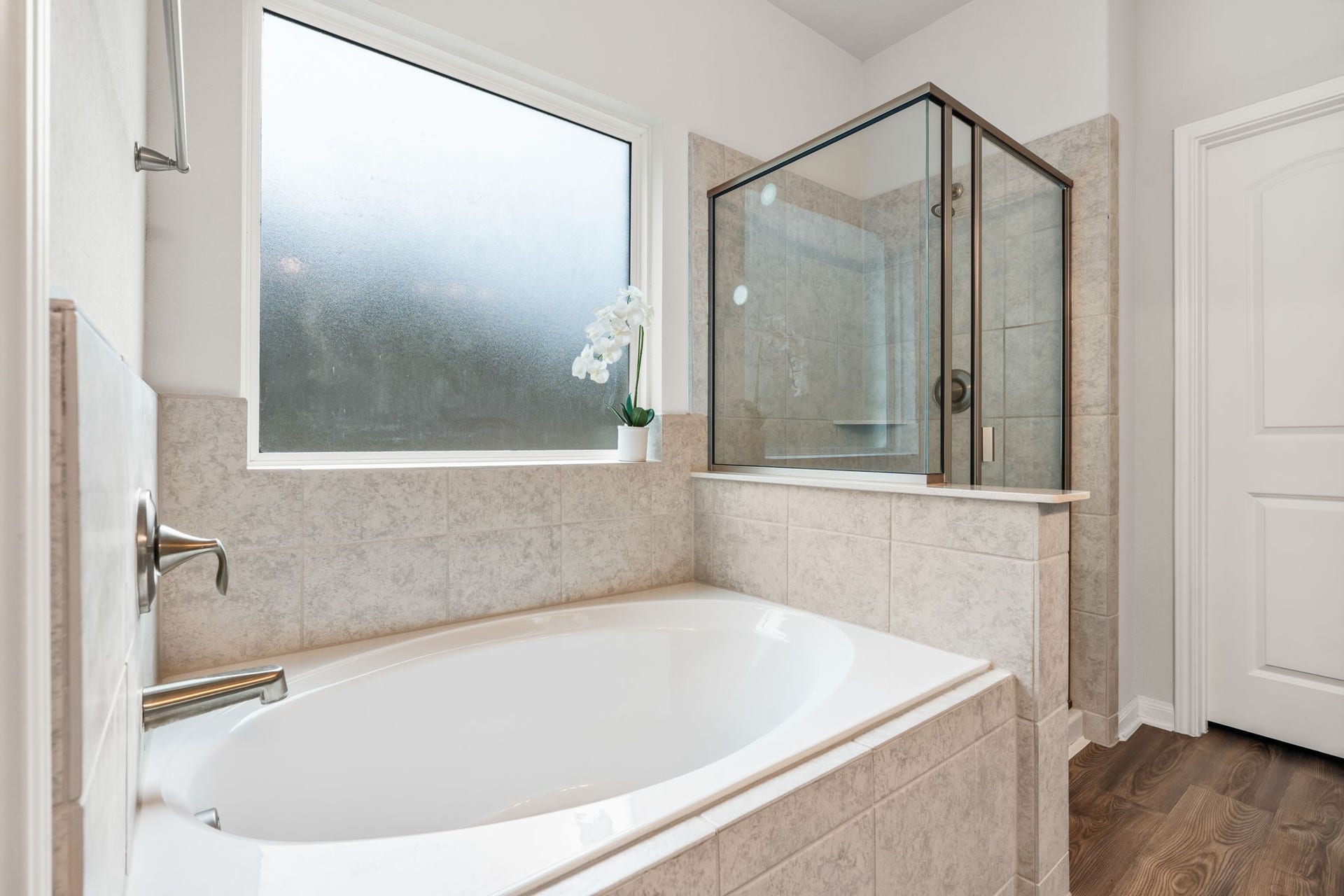 16680 Rockwall Street, Conroe, TX 77303 Large soaking tub with separate shower.
