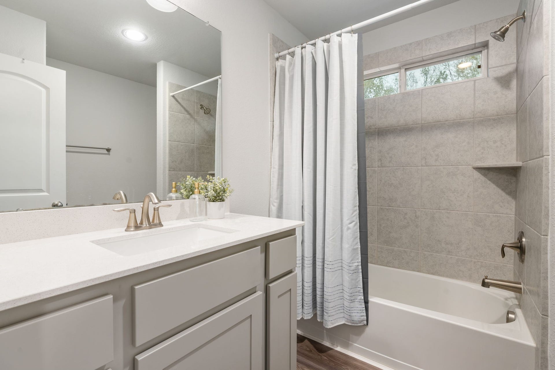 16680 Rockwall Street, Conroe, TX 77303 beautiful quartz counters and shower/tub combo.