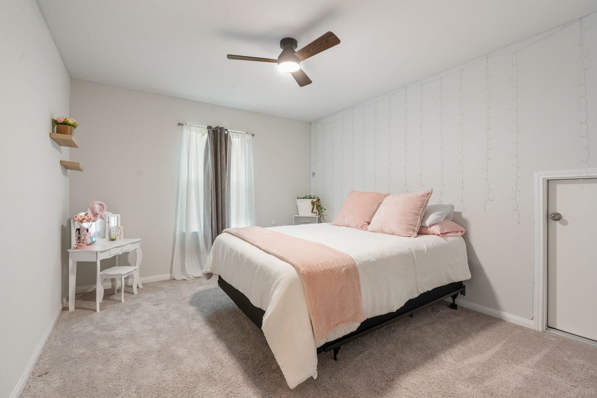 16680 Rockwall Street, Conroe, TX 77303 You won't want to miss the large walk-in closet in this secondary room.