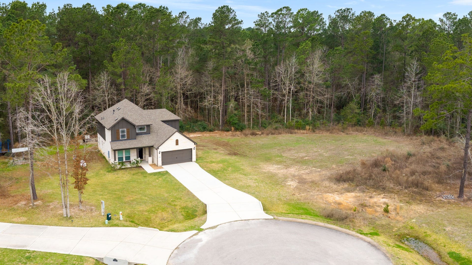 16680 Rockwall Street, Conroe, TX 77303 Sitting on just shy of an acre, this lot has plenty of space for you. Build your dream shop, store your RV, camper etc.