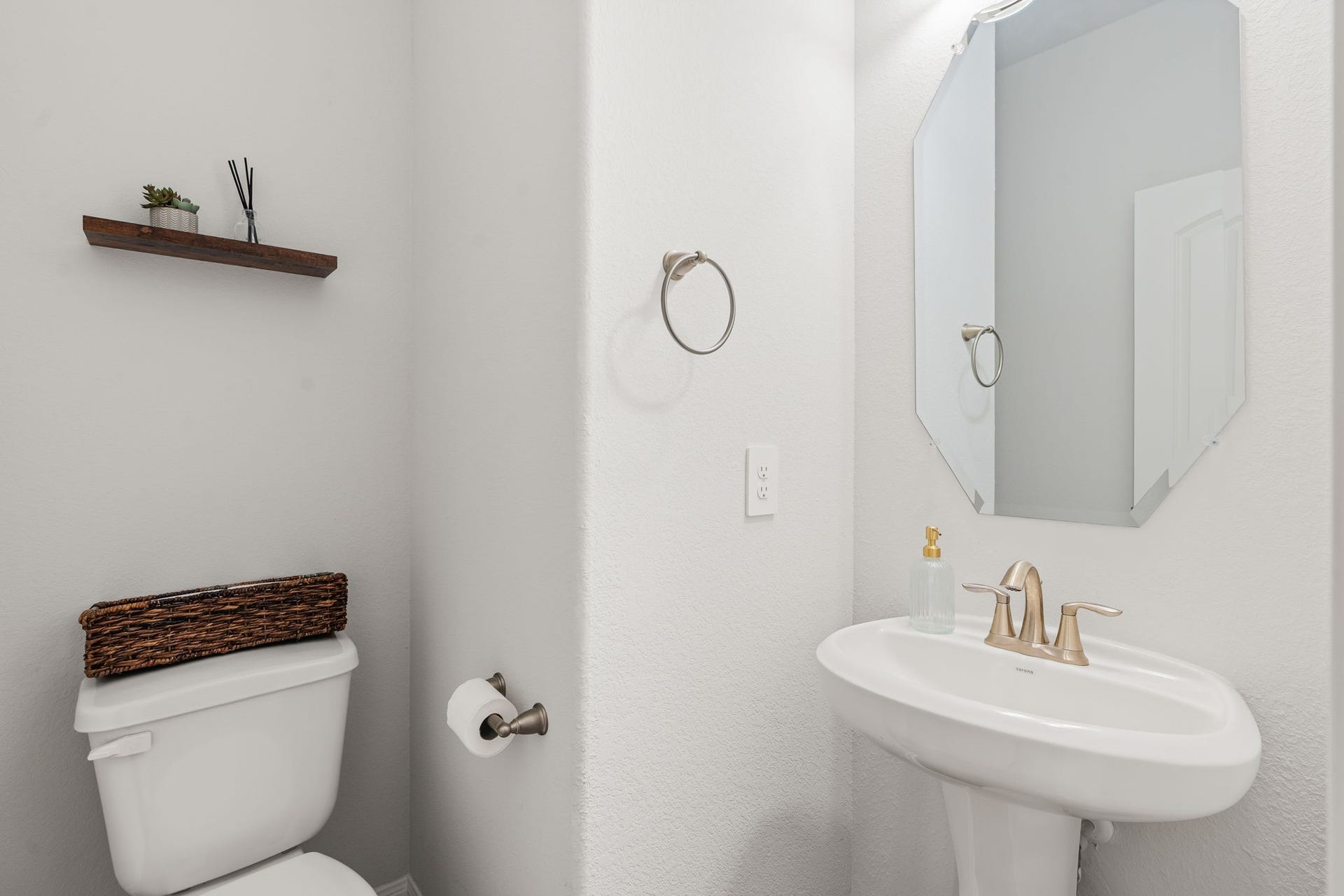 16680 Rockwall Street, Conroe, TX 77303 Half bath down the hallway from the living room towards the laundry and garage.