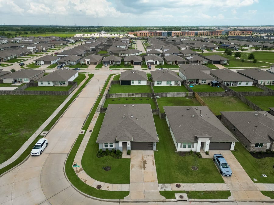 Property photo for 707 Silver Kettle Drive, Rosharon, TX