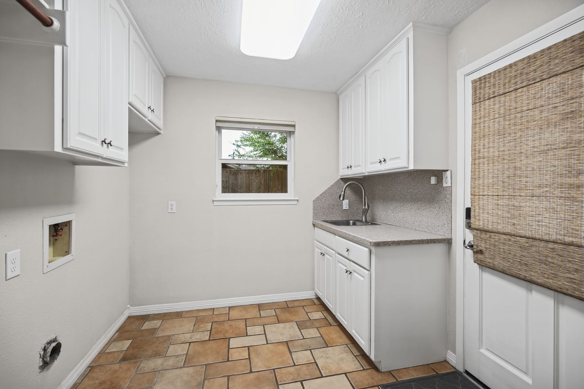 6202 Wynnwood Lane, Houston, TX 77008 Laundry Room w/Sink