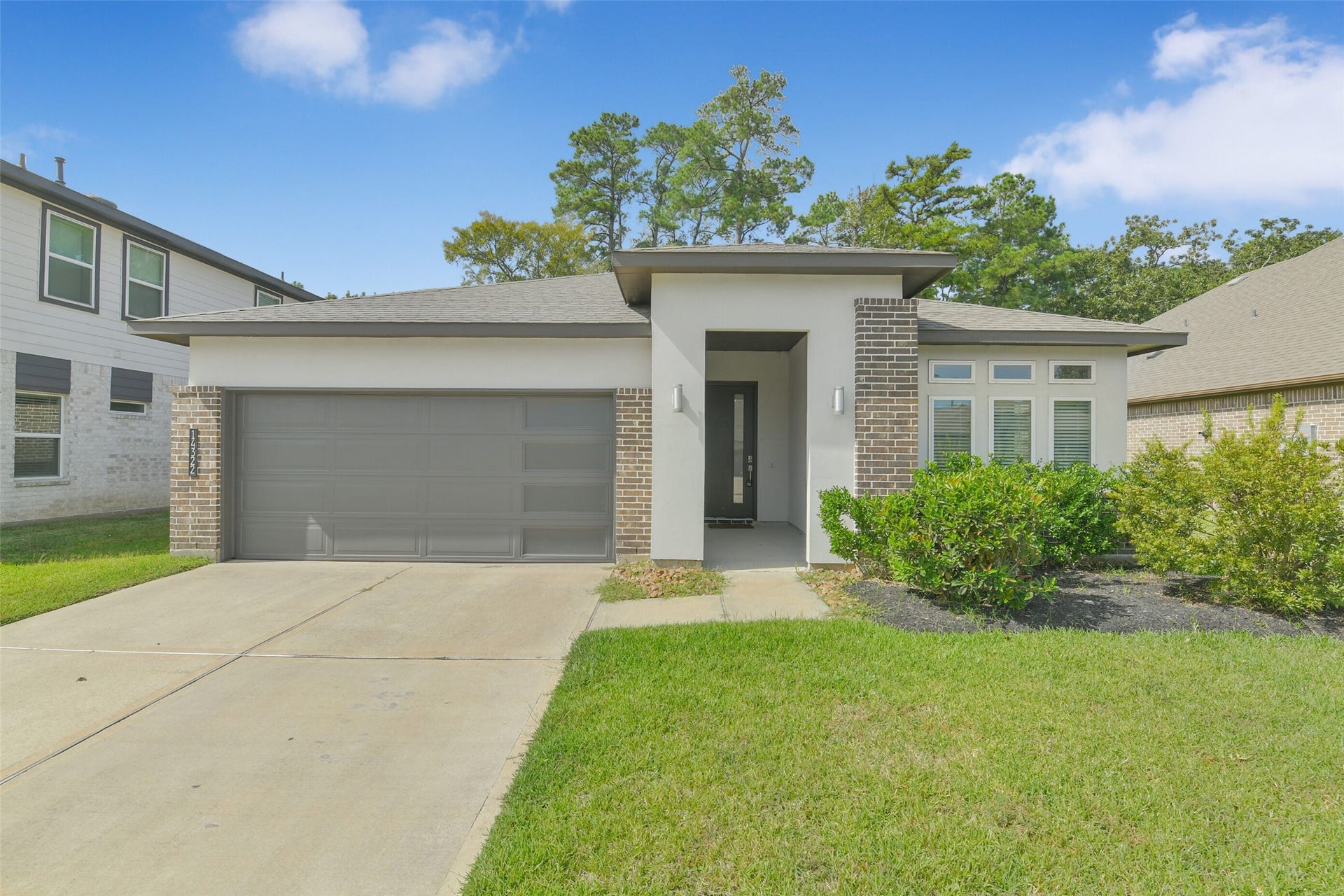 14322 Winema View Lane, Conroe, TX 77384 Modern One story zoned to Woodlands schools.
