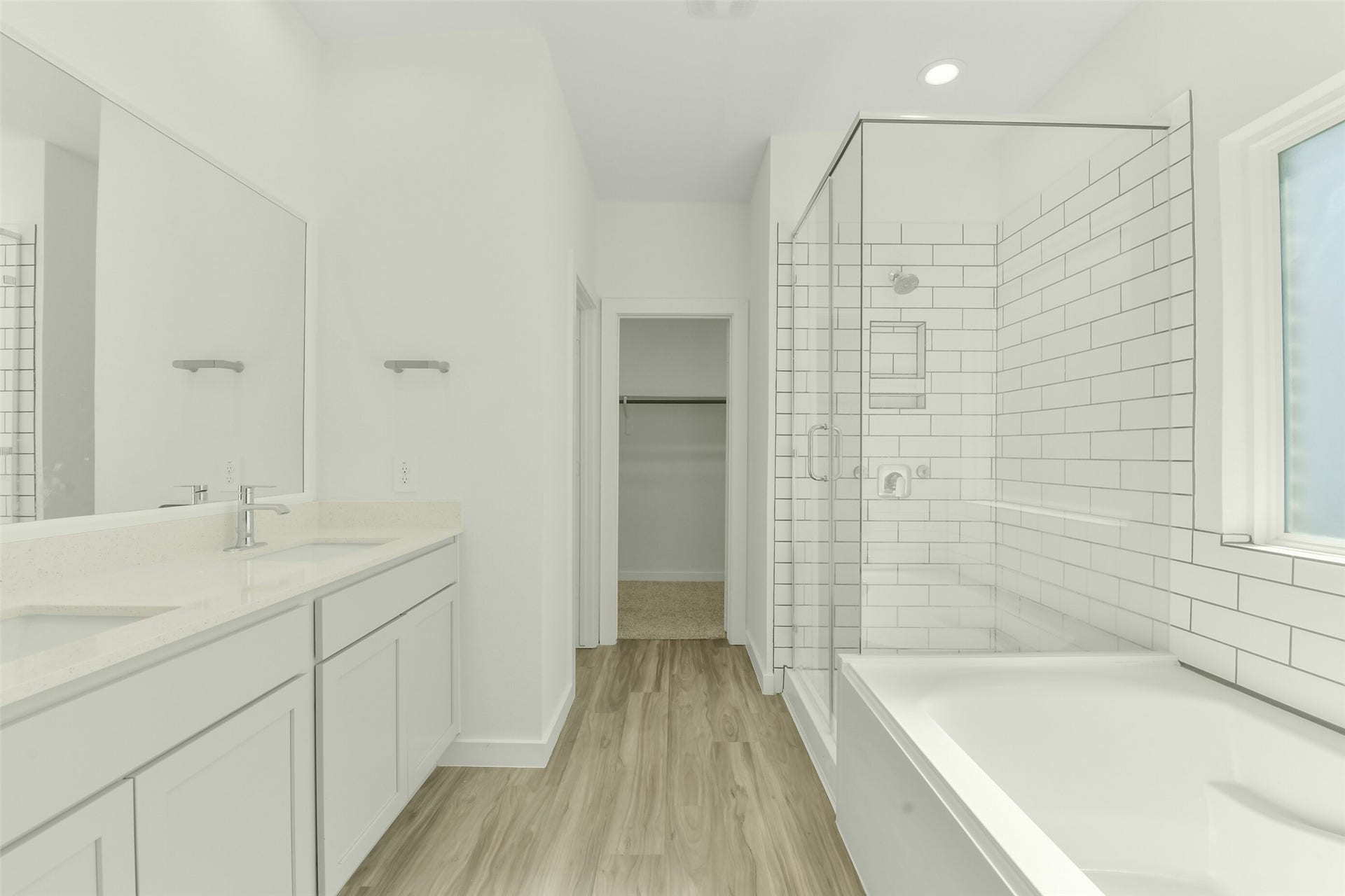 14322 Winema View Lane, Conroe, TX 77384 Primary bath boasts separate shower and tub, plus huge walk in closet.