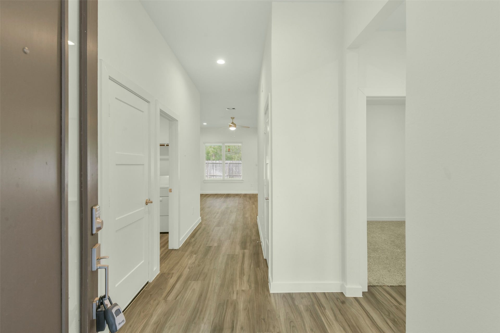 14322 Winema View Lane, Conroe, TX 77384 Clean entry with vinyl plnk flooring.