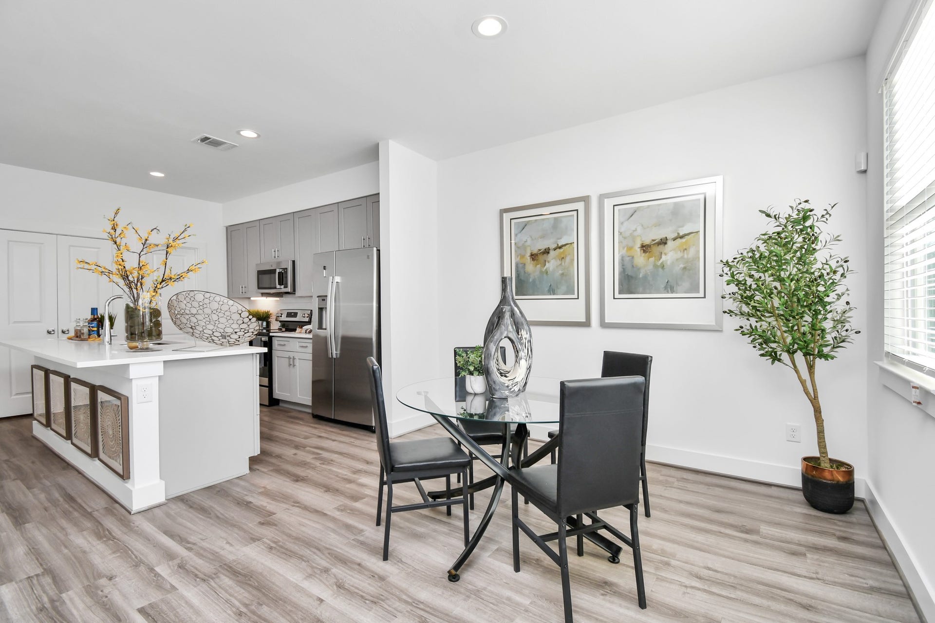 9006 Laverne Laurel Lane, Houston, TX 77080 Model Home Photos - Kitchen/Dinning area