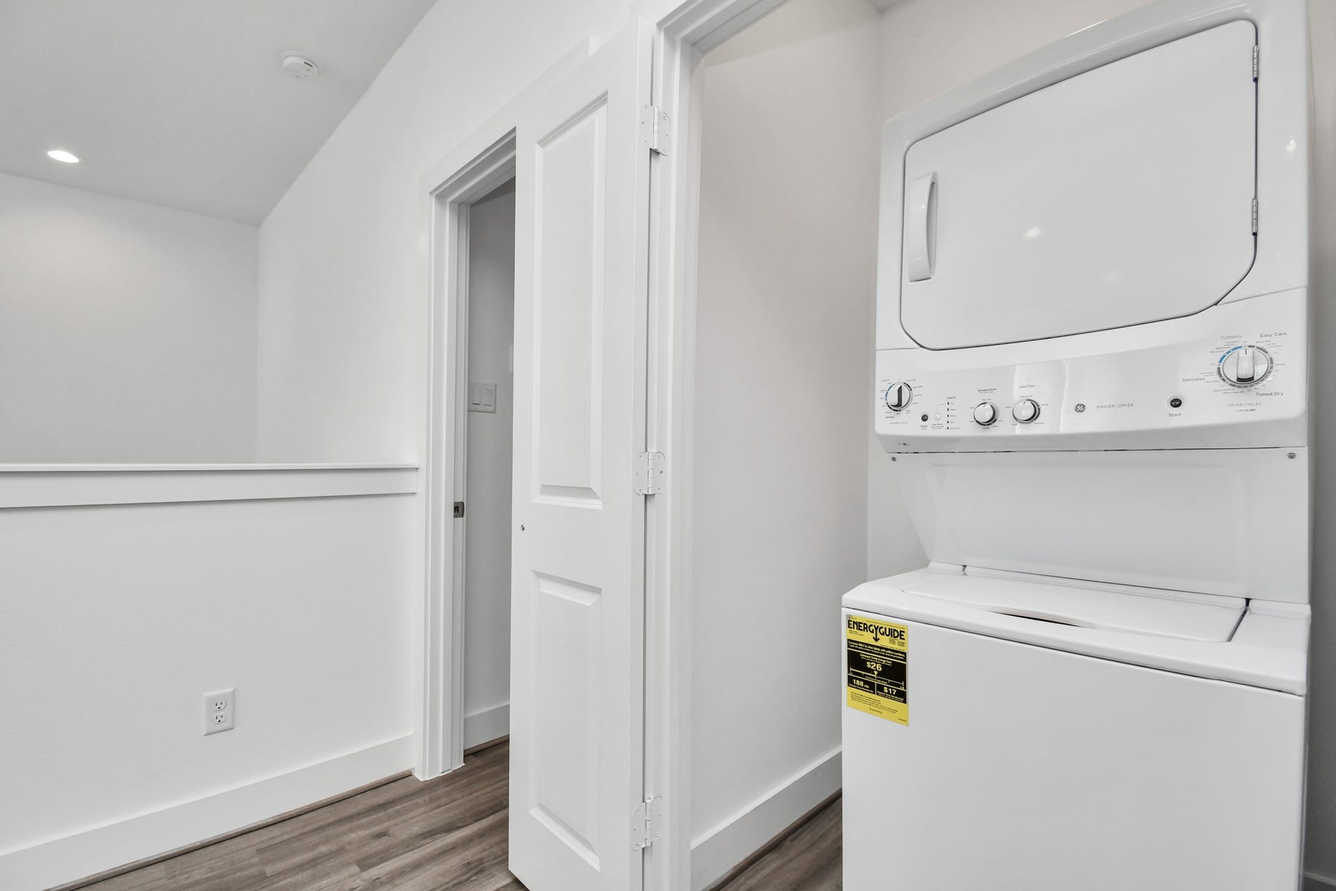 9006 Laverne Laurel Lane, Houston, TX 77080 Washer/ Dryer room