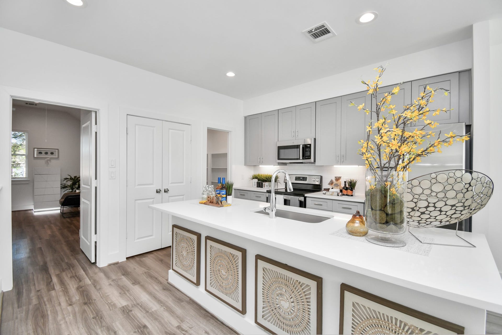 9006 Laverne Laurel Lane, Houston, TX 77080 Model Home Photos - Kitchen/Living area