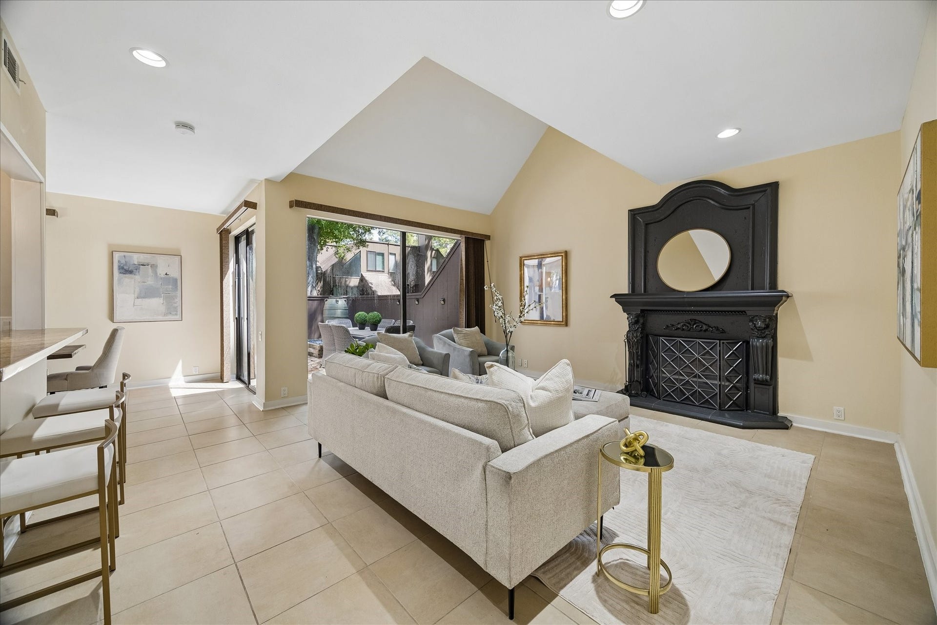 115 Litchfield Lane, Houston, TX 77024 Welcome to 115 Litchfield Lane nestled within the tranquil and highly sought-after Ethan's Glen community. Renovated in 2018, this inviting townhome showcases soaring vaulted ceilings, abundant natural light, and a private wrap around patio, offering an exceptional blend of comfort, style and serene indoor-outdoor living.