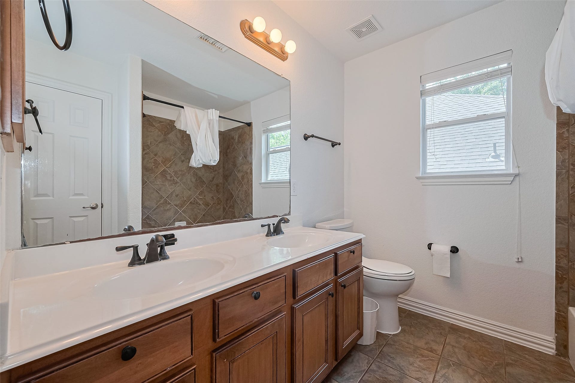 157 E Frontera Circle, The Woodlands, TX 77382 157 E Frontera Circle, The Woodlands, TX 77382