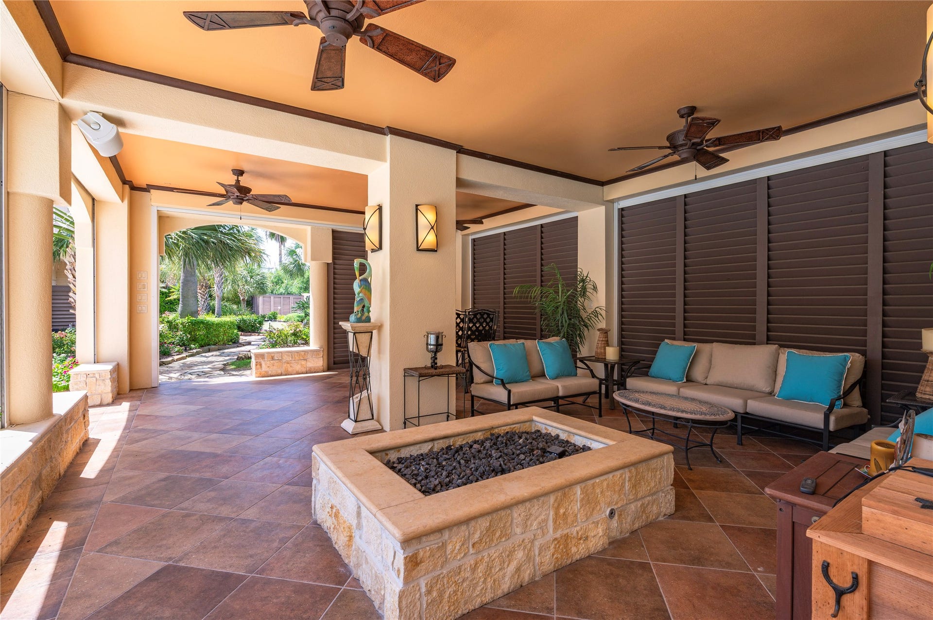 215 Sampan Drive, Galveston, TX 77554 Entertainment Space