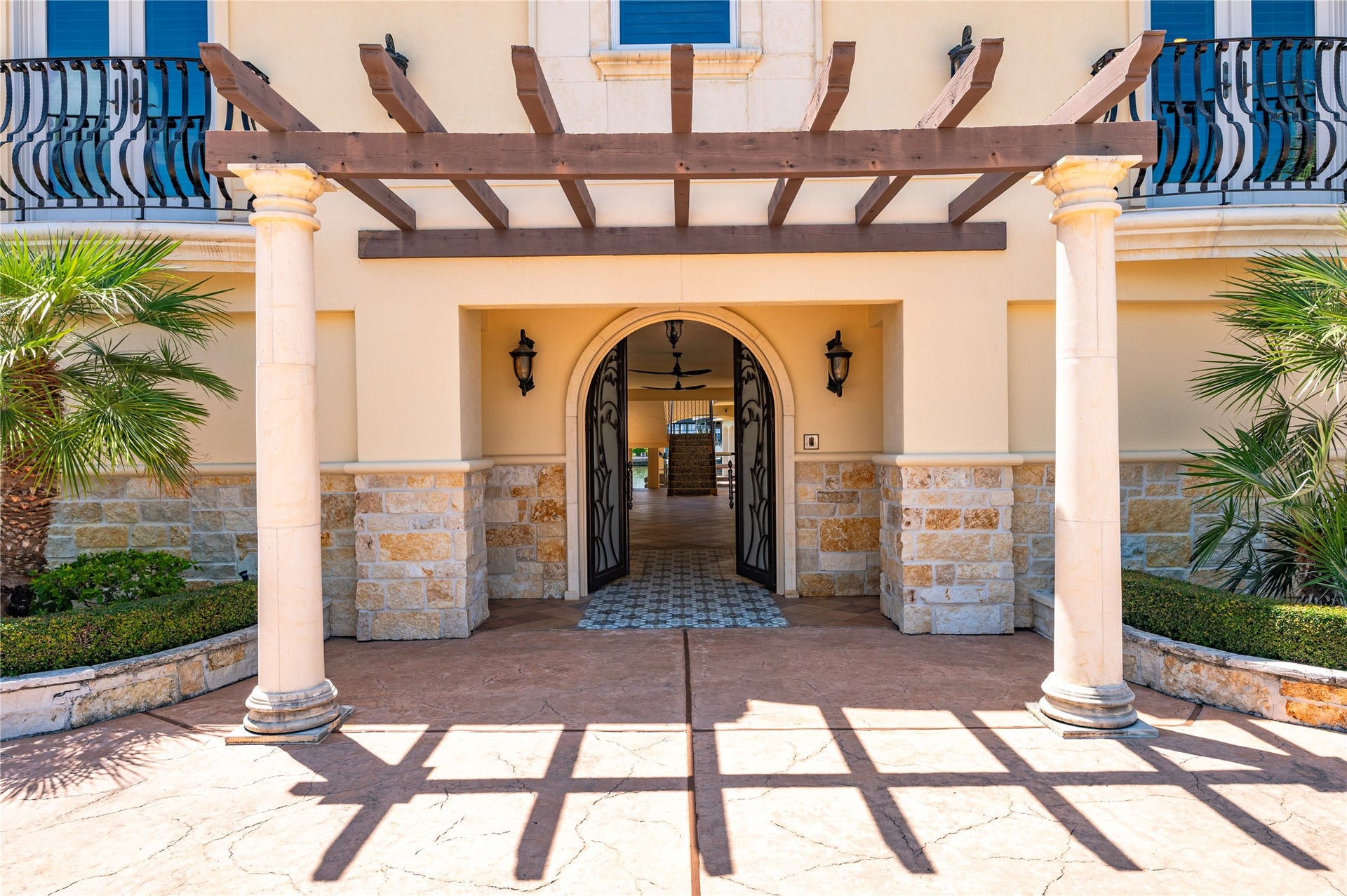 215 Sampan Drive, Galveston, TX 77554 Entry