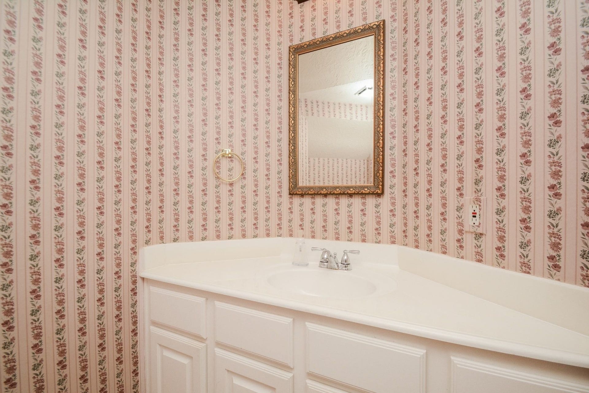17122 Highland Canyon Drive, Houston, TX 77095 Half bath off of the kitchen