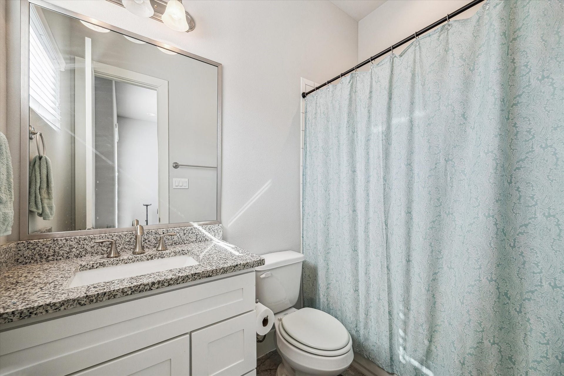 Private secondary bathroom on the 3rd floor.