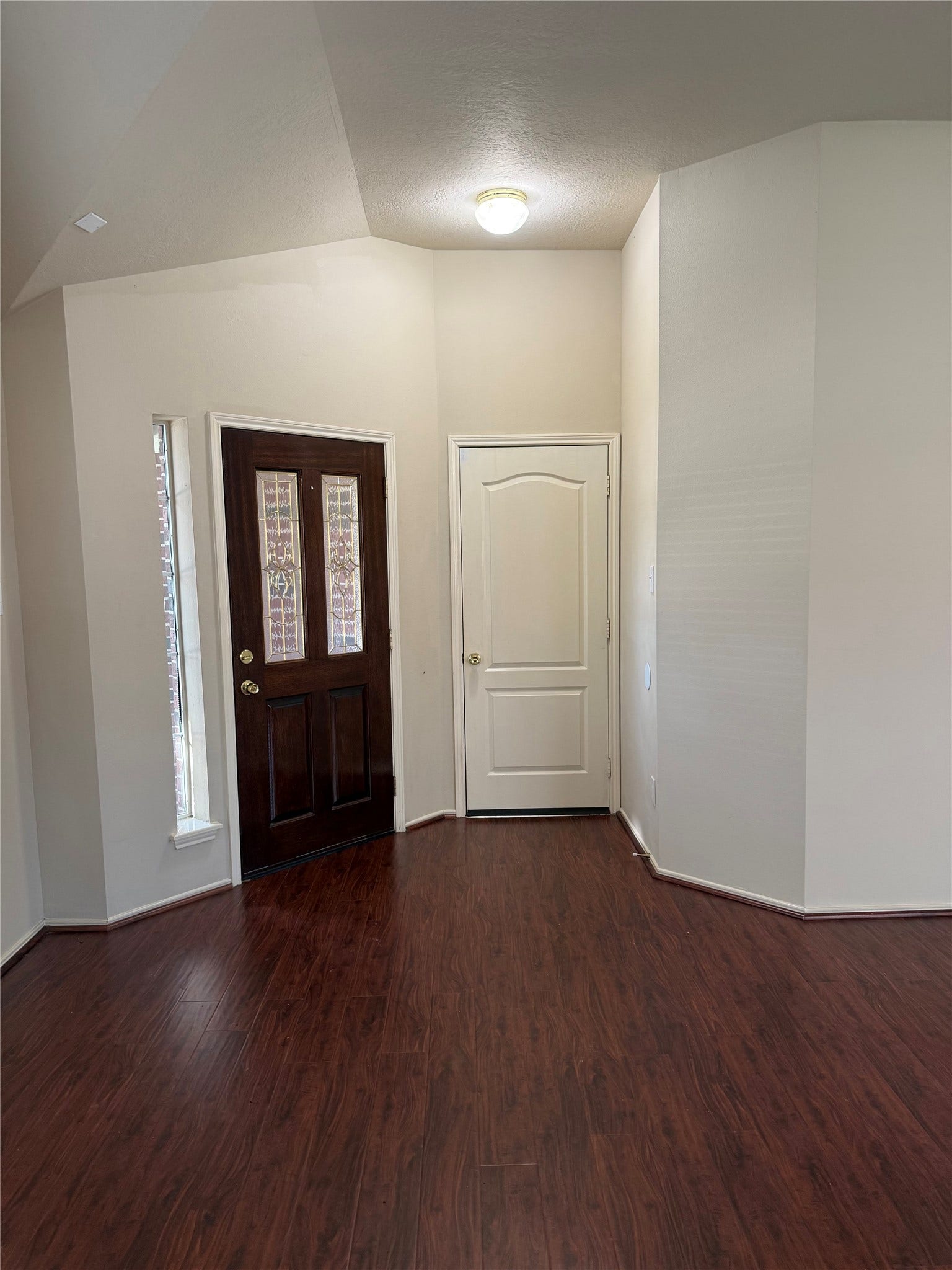 2104 Goldfinch Lane, League City, TX 77573 Inviting entryway with rich wood flooring, a stylish front door with glass accents, and a convenient closet for storage.