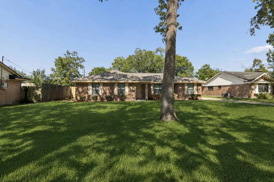 Property photo for 123 Lone Oak Drive, Highlands, TX