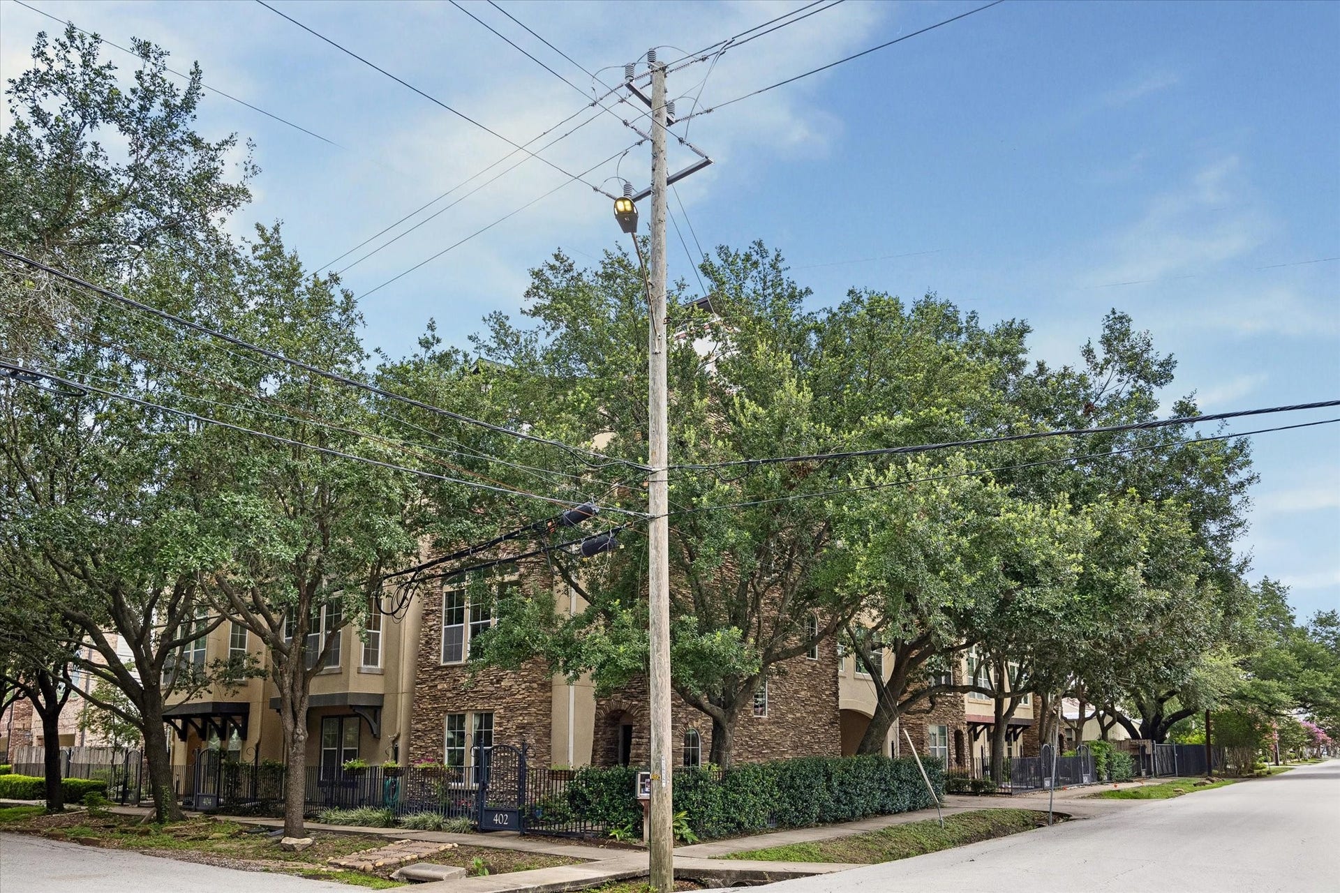 Nestled among majestic oak trees this low maintenance townhome is mere steps from Memorial Park, Buffalo Bayou Park, Downtown, shopping and dining.  The corner location offers you privacy and streaming light.