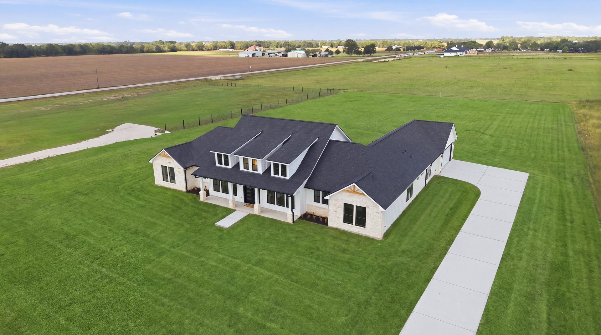 11908 Roesler, Needville, TX 77461 Image was altered with A.I.