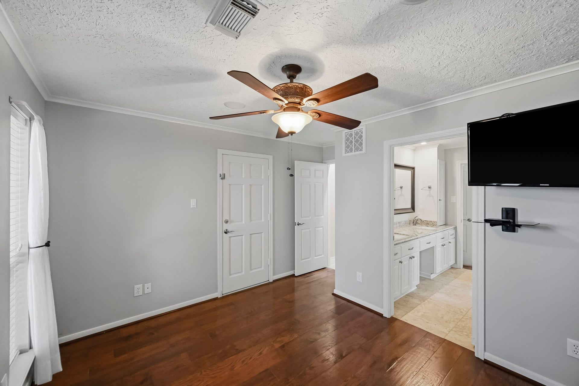 9354 Escondido Drive, Willis, TX 77318 This bedroom offers a flexible layout, generous closet space and convenient access to the adjoining bathroom.