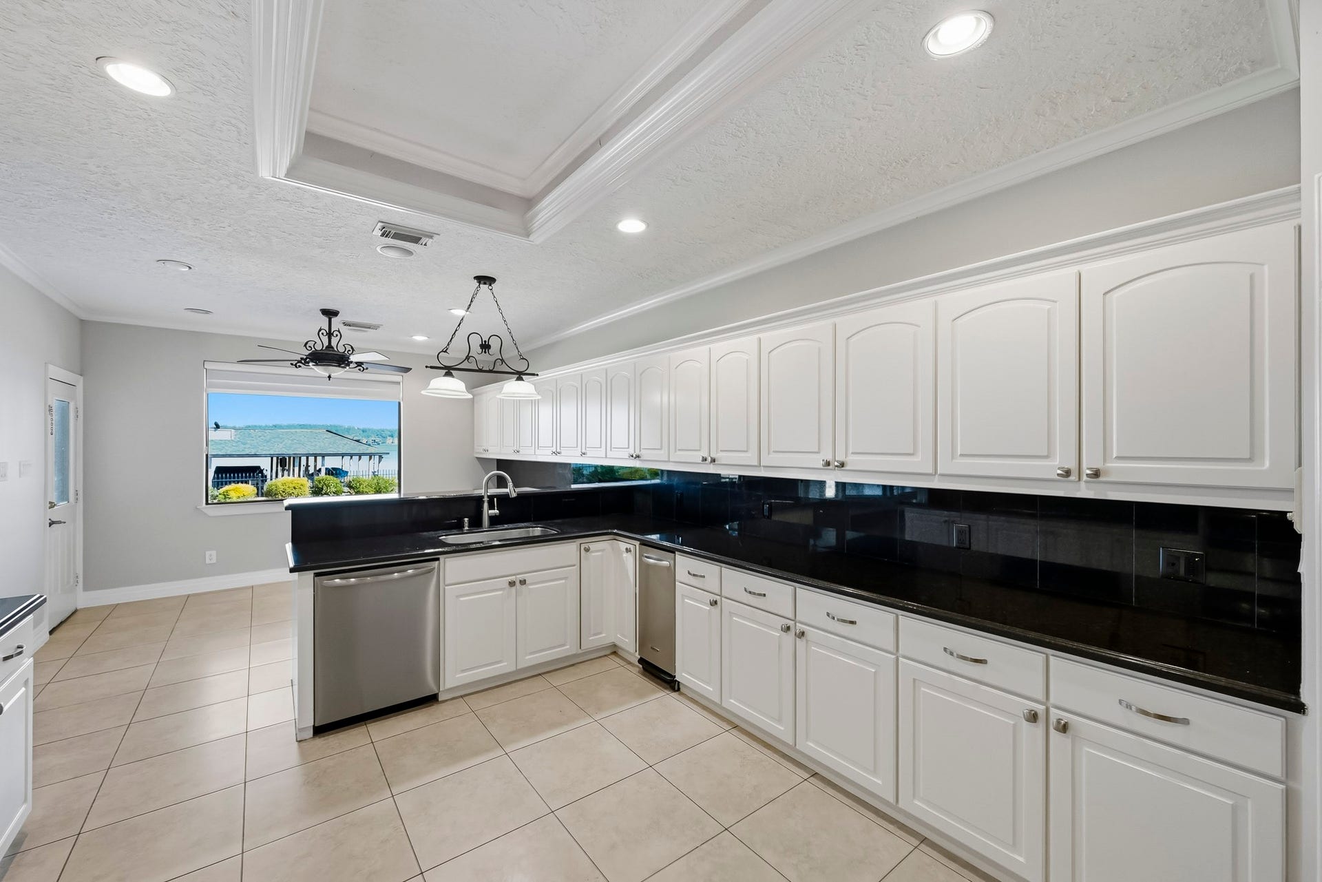 9354 Escondido Drive, Willis, TX 77318 The convenient prep peninsula features an additional sink overlooking the breakfast area, creating a functional space for meal preparation.