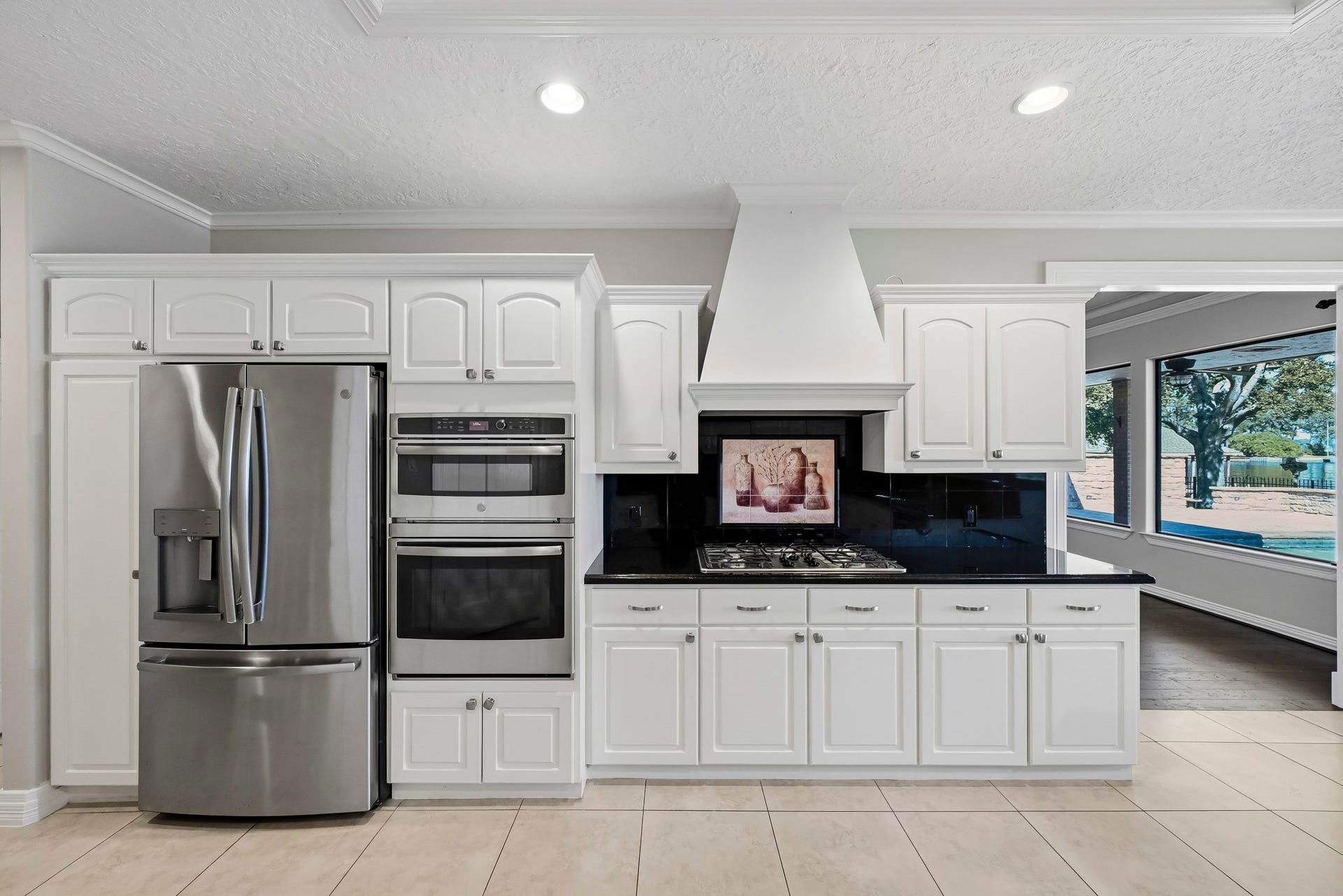 9354 Escondido Drive, Willis, TX 77318 Stainless steel appliances include a French-door refrigerator, built-in microwave and oven. The refrigerator can stay!