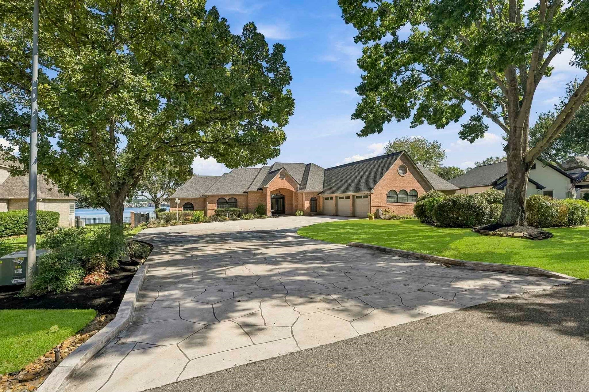 9354 Escondido Drive, Willis, TX 77318 Lake life starts at the driveway. Stamped concrete, mature shade trees and lush landscaping create an inviting first impression.