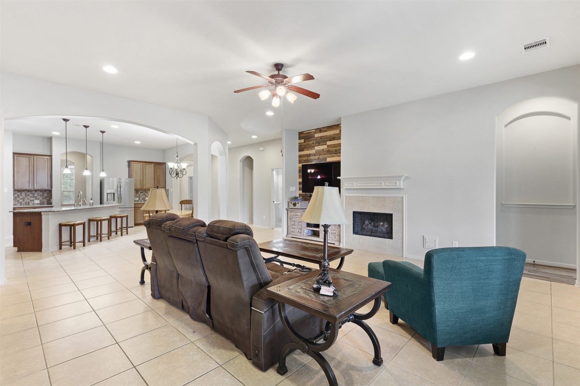 2902 Red Maple Drive, Katy, TX 77494 The living space flows effortlessly into the kitchen & breakfast area, creating the perfect environment for gathering with family & friends. Neutral finishes, oversized tile flooring, recessed lighting, & graceful archways contribute to the home's bright & welcoming atmosphere.