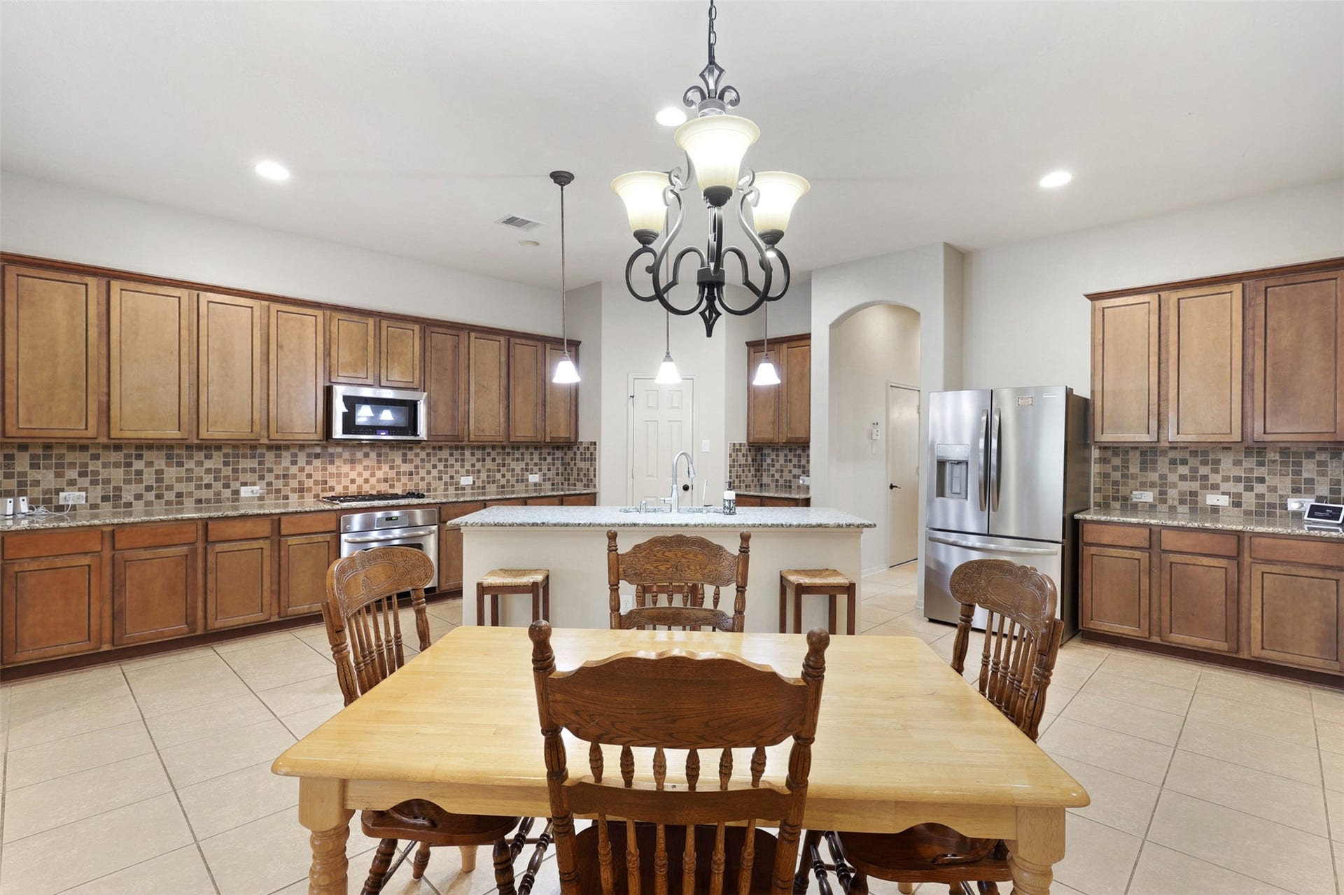 2902 Red Maple Drive, Katy, TX 77494 Positioned perfectly between the kitchen and family room, the spacious breakfast area provides a welcoming space for everyday dining. An elegant chandelier anchors the room while maintaining an open connection to the surrounding living spaces.