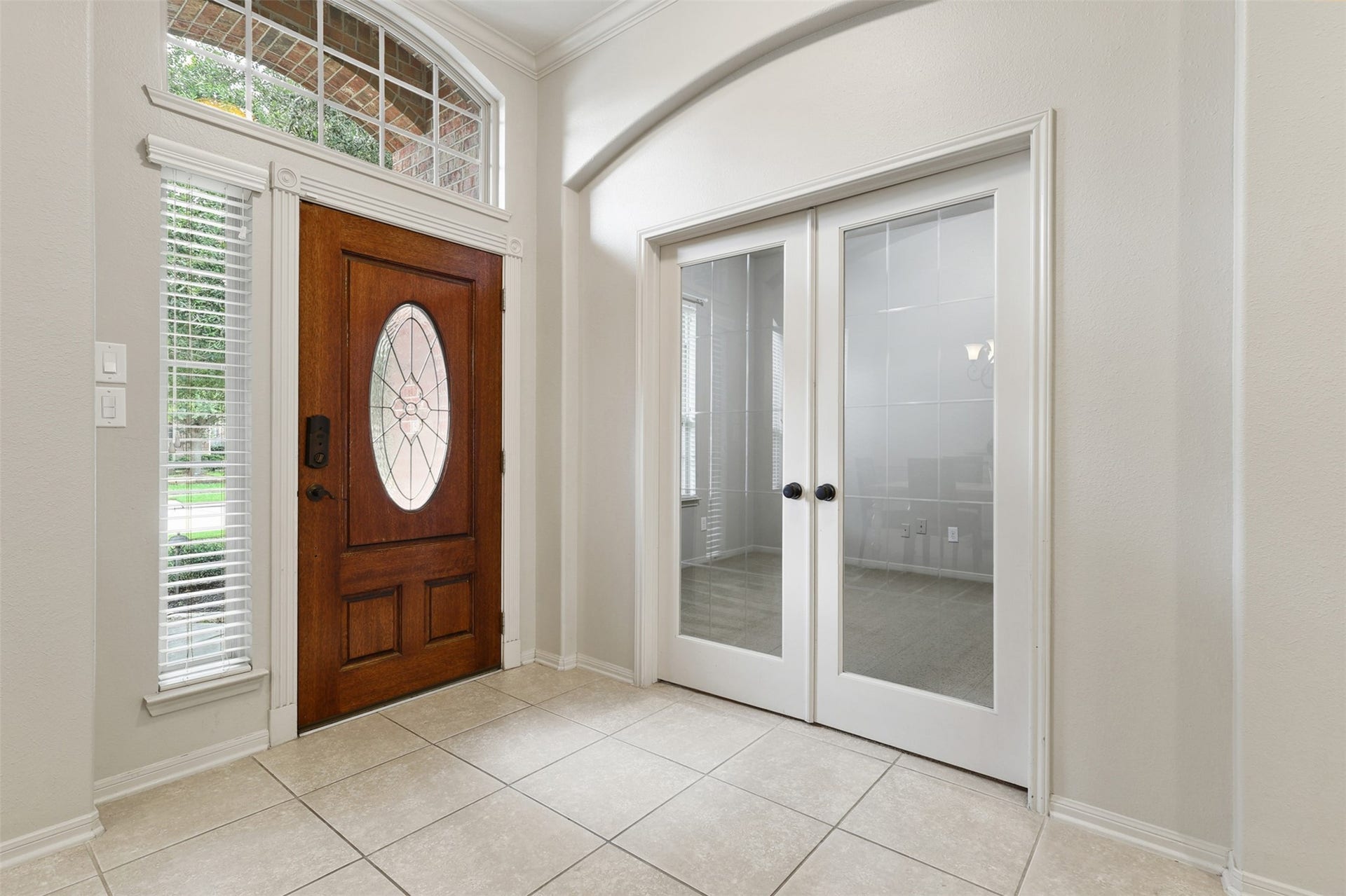 2902 Red Maple Drive, Katy, TX 77494 Step through the front door into a bright and elegant foyer where soaring ceilings, soft neutral tones, and beautiful flooring create an immediate sense of space and sophistication.