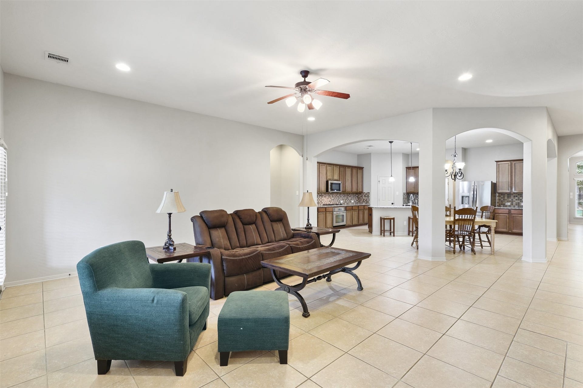 2902 Red Maple Drive, Katy, TX 77494 This expansive family room offers exceptional flexibility for furniture placement and entertaining. The generous dimensions easily accommodate large seating arrangements while maintaining an open connection to the kitchen and dining spaces.
