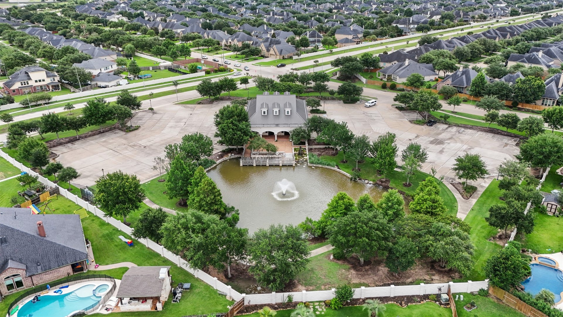 2902 Red Maple Drive, Katy, TX 77494 Residents enjoy access to a charming community recreation center overlooking a scenic lake with fountain. Walking paths, mature trees, and picturesque water views provide a relaxing setting for neighborhood gatherings and outdoor enjoyment.