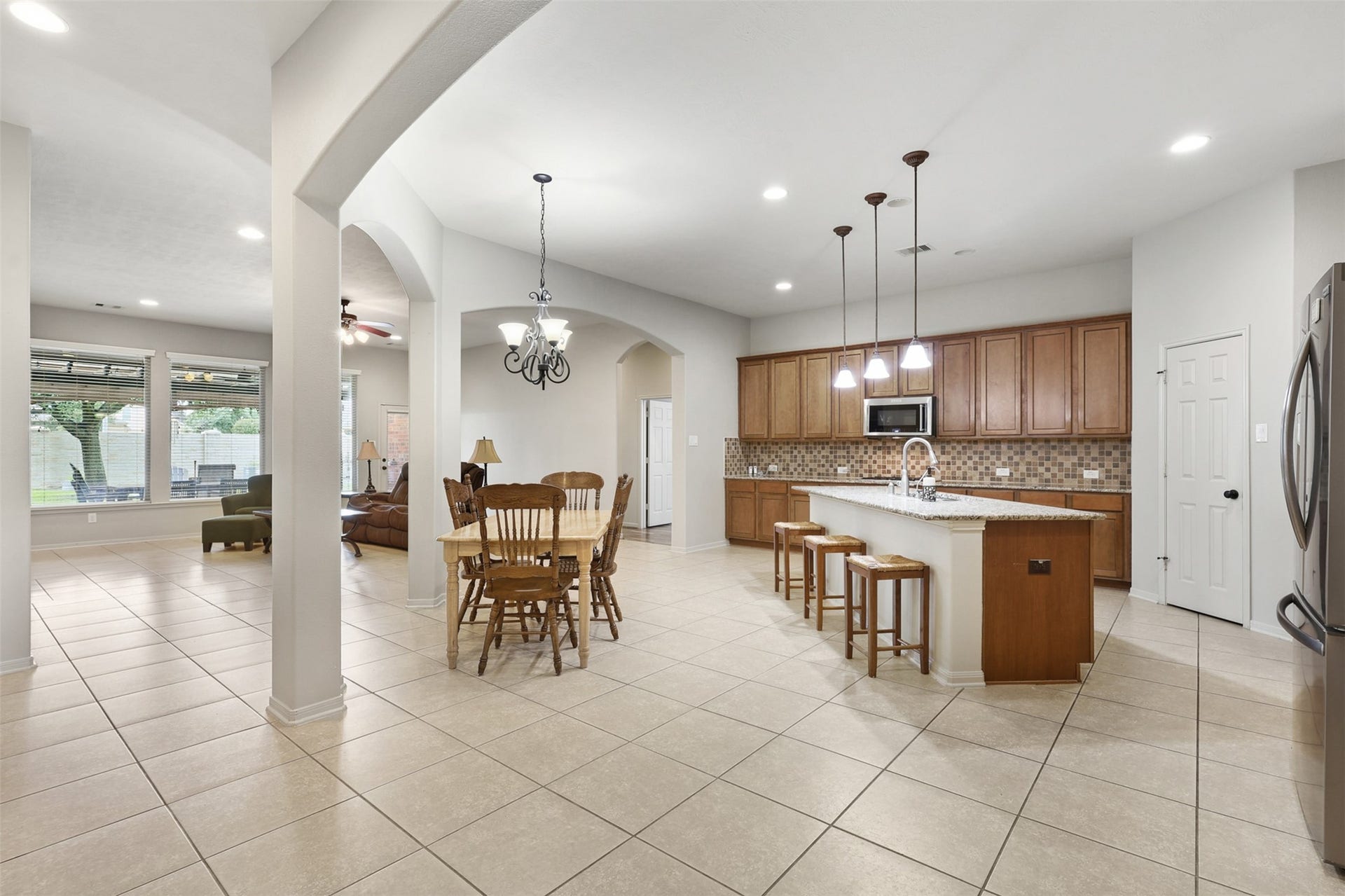 2902 Red Maple Drive, Katy, TX 77494 This impressive open-concept living space was designed with both everyday comfort and entertaining in mind. Elegant archways create architectural interest while maintaining a seamless flow between the family room, breakfast area, and kitchen.