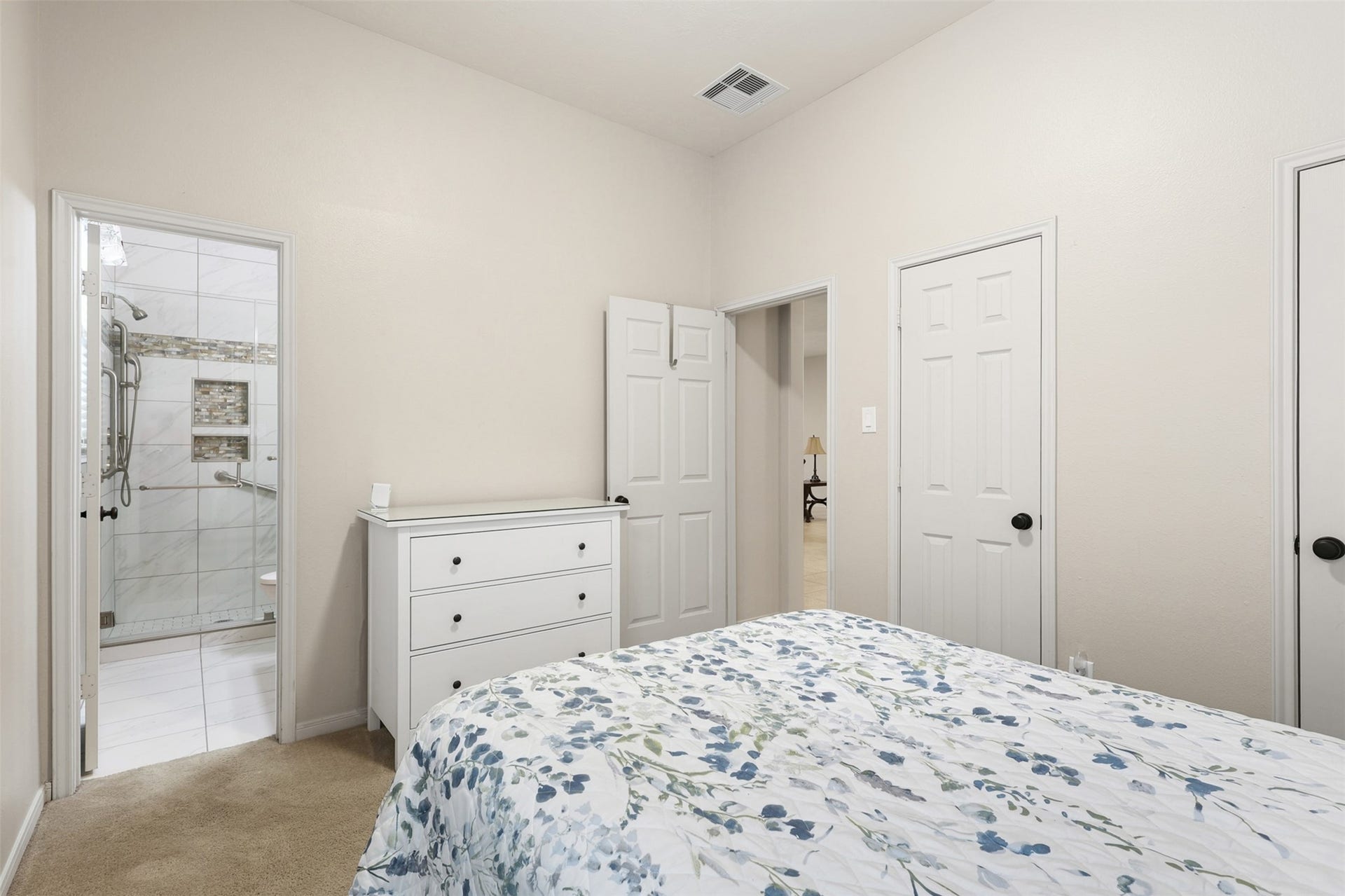 2902 Red Maple Drive, Katy, TX 77494 Another angle highlights the rooms generous proportions, high ceiling, and convenient layout. The private ensuite bath and nearby closet provide excellent functionality, making this an ideal space for long-term guests or multigenerational living.