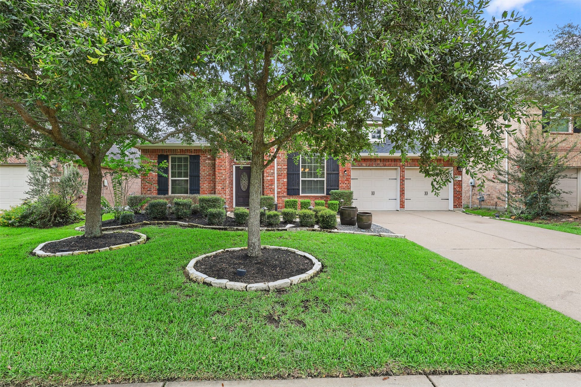 2902 Red Maple Drive, Katy, TX 77494 This impressive Chesmar home welcomes you with a timeless brick elevation, manicured landscaping, and an oversized driveway. Situated on a desirable oversized lot with no rear neighbors, the home offers both privacy and an inviting first impression.