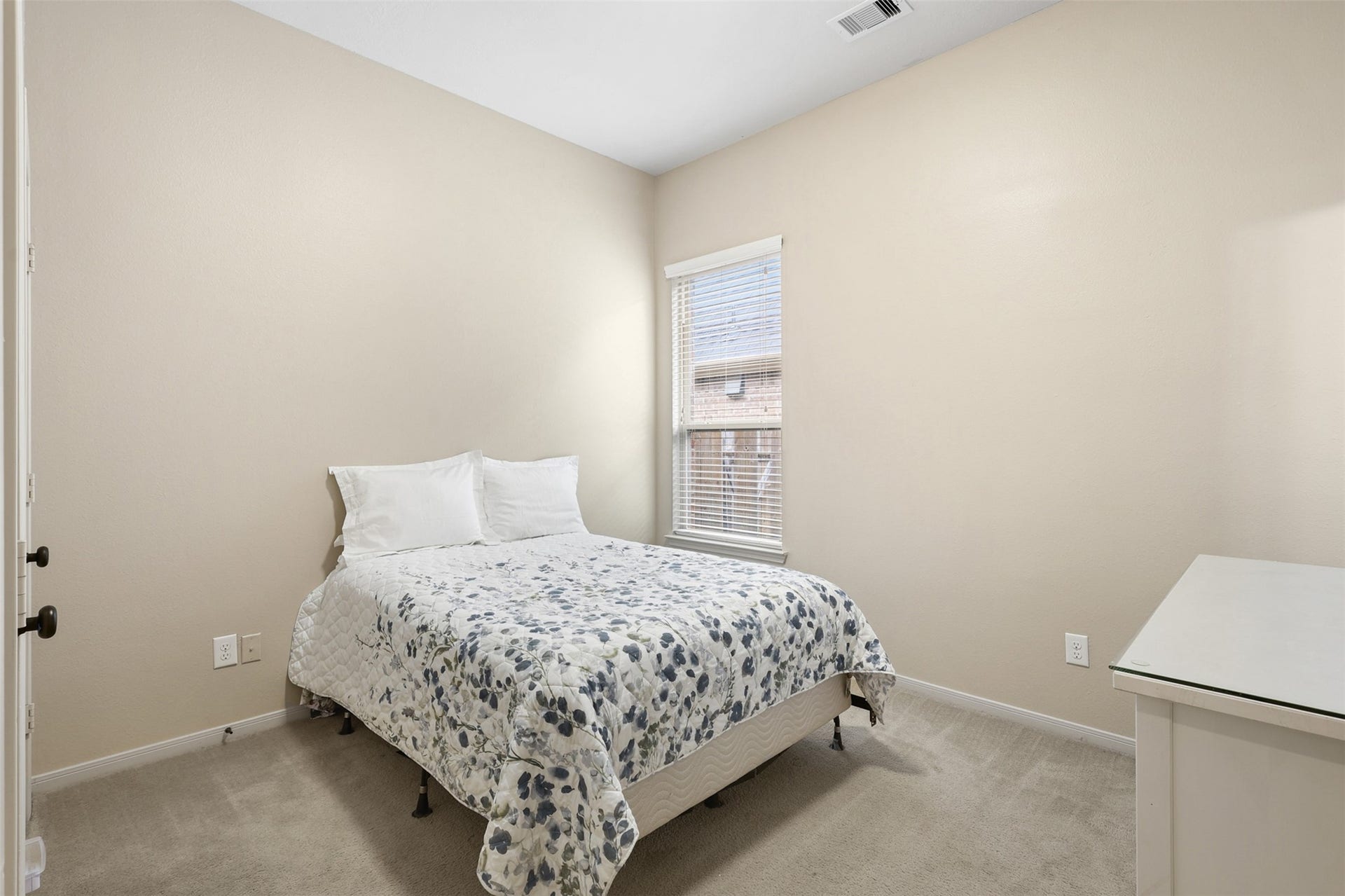 2902 Red Maple Drive, Katy, TX 77494 This comfortable secondary bedroom offers plush carpeting, soft neutral paint, and a large window that fills the room with natural light. The spacious layout easily accommodates a full bedroom suite, while direct access to a beautifully updated ensuite bathroom creates a private and welcoming retreat for guests or family members.