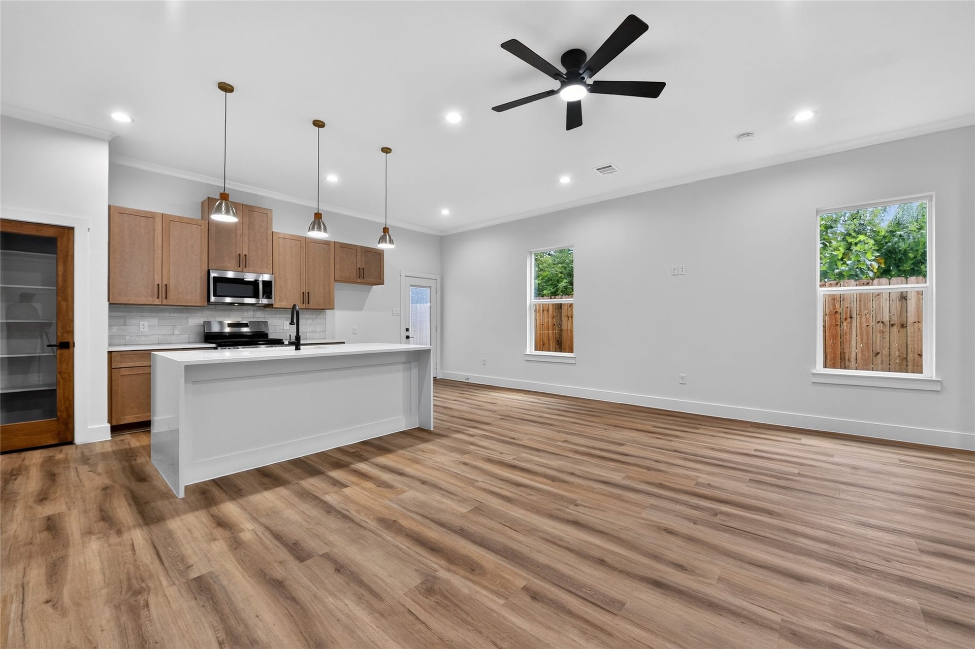 3537 Amos Street, Houston, TX 77021 Clean, modern, and carpet-free throughoutthe home is designed for easy everyday living and entertaining.