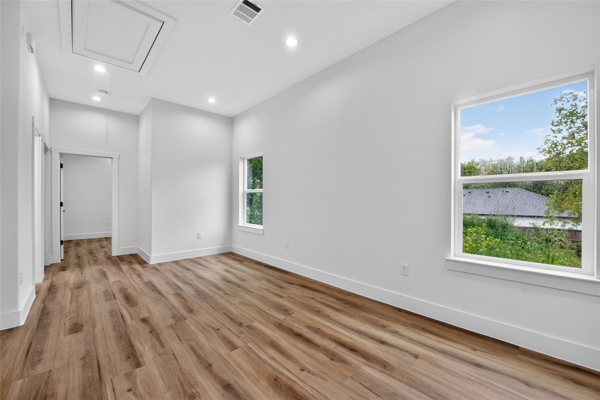 3537 Amos Street, Houston, TX 77021 Another view of the generous flex space, featuring windows that fill the room with natural light and give you the flexibility to create a space that fits your lifestyle. Two well-sized secondary bedrooms are privately positioned on the far side of the upper level, complemented by a full bath for added comfort and convenience.