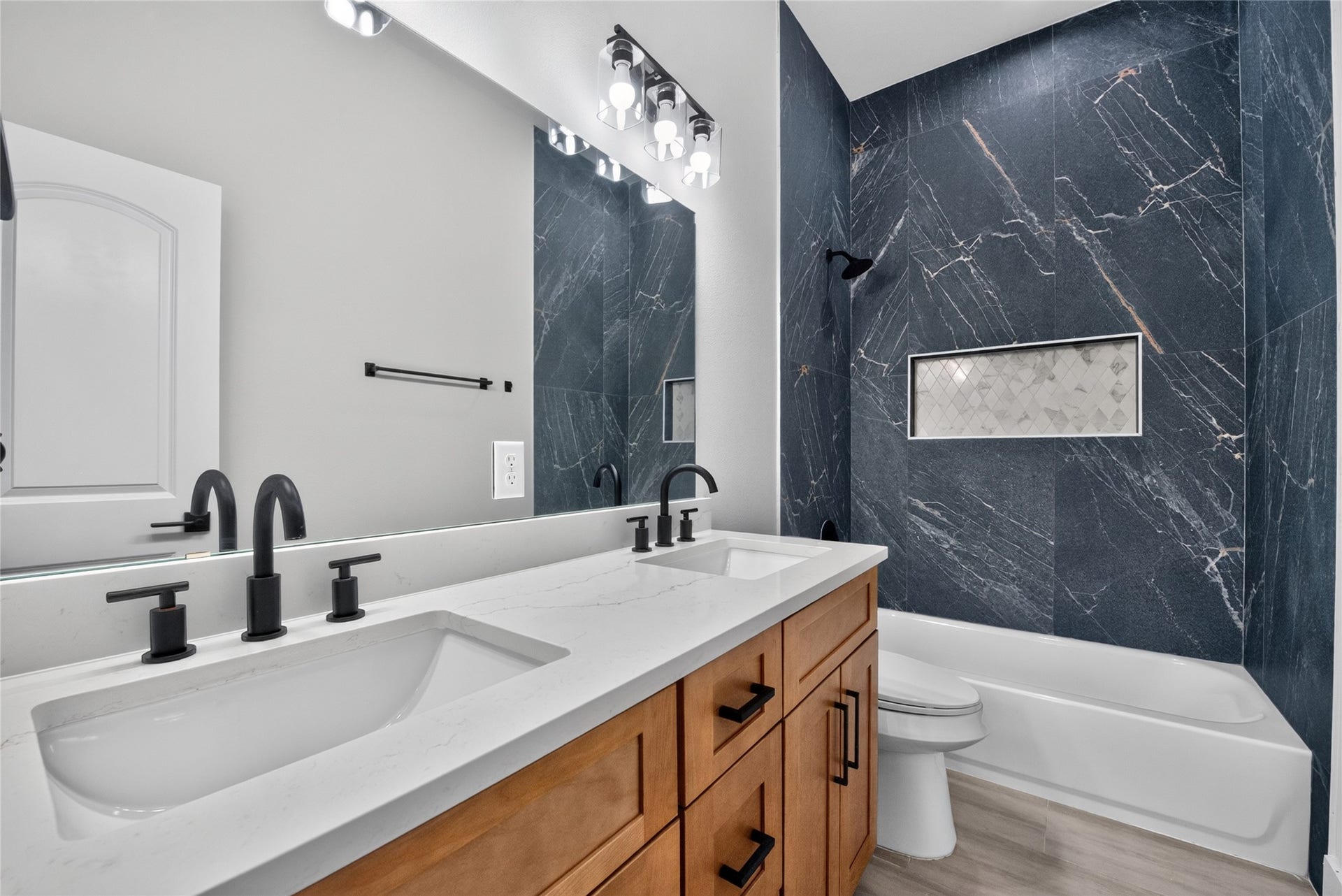 3537 Amos Street, Houston, TX 77021 Secondary full bath on second floor