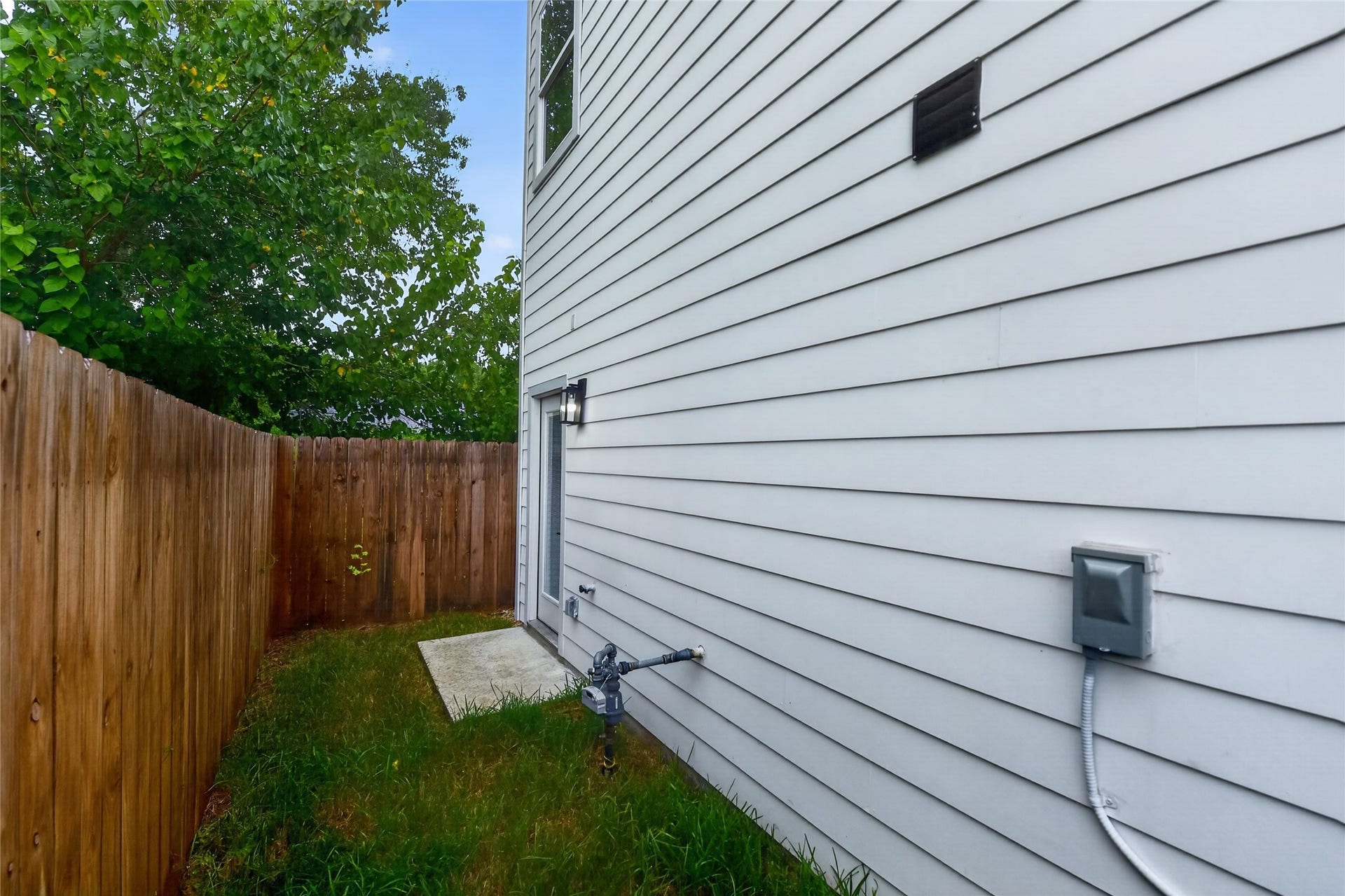 3537 Amos Street, Houston, TX 77021 Enjoy a fully fenced backyard with a private green space, perfect for relaxing, entertaining, gardening, or giving your four-legged friends room to play. A little outdoor space to make your own.