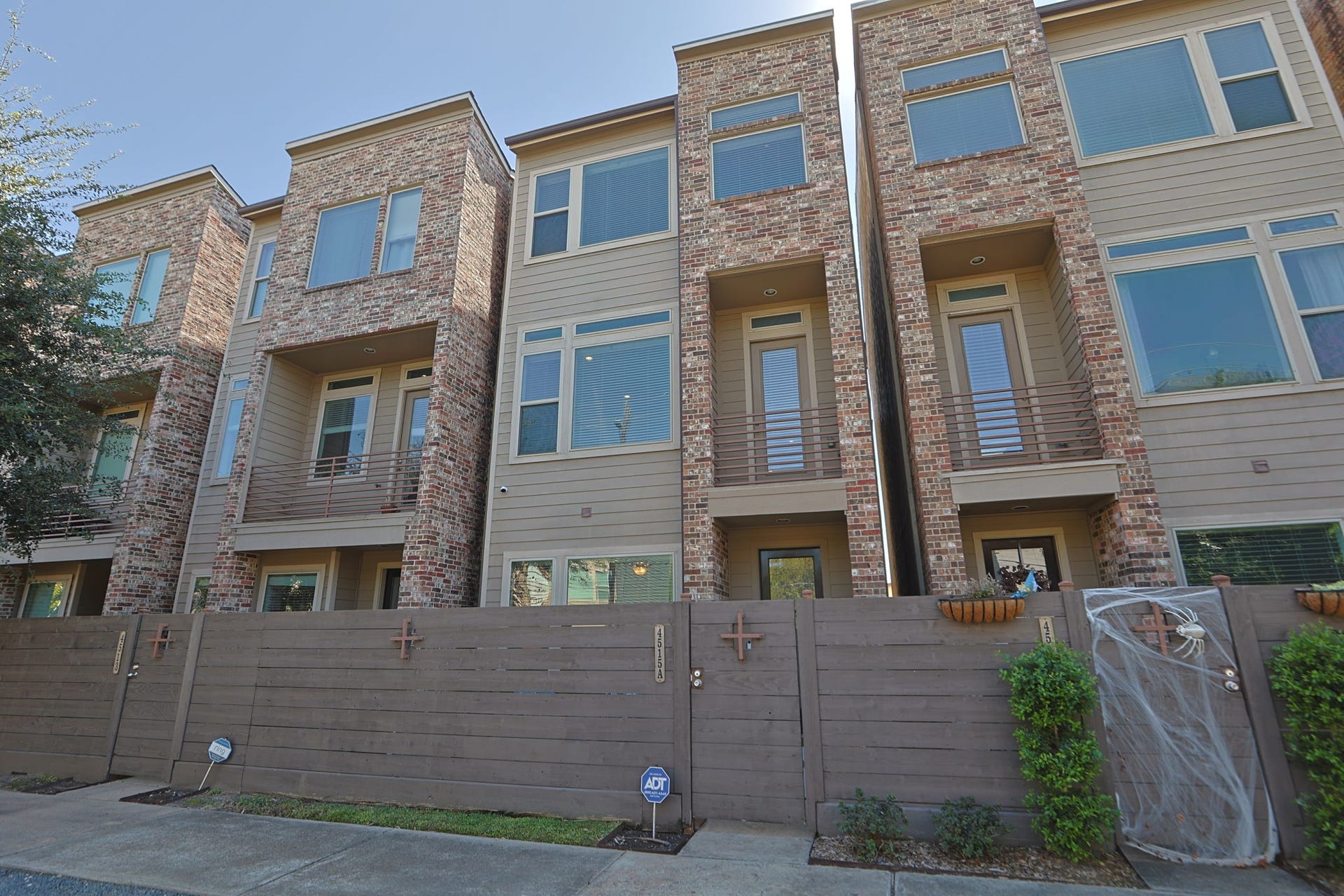 4515 Cornish Street, #A, Houston, TX 77007 Come see this beautiful home, minutes from literally anywhere! Includes hard to find guest parking out front, trees across the street, sidewalks, and private entrance with patio.