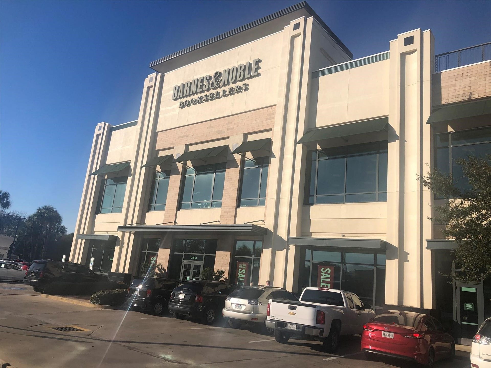 4515 Cornish Street, #A, Houston, TX 77007 Just minutes away, stroll thru B&N at the River Oaks Shopping Center, then walk up to Brasserie 19.