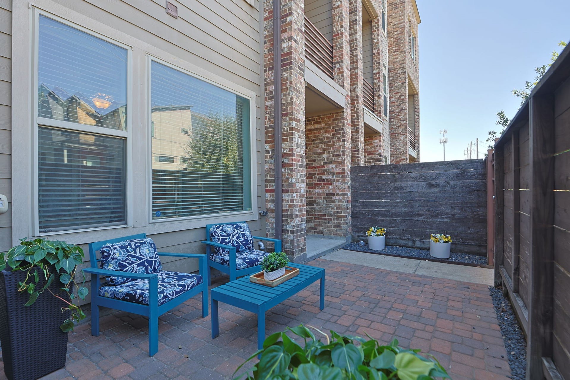 4515 Cornish Street, #A, Houston, TX 77007 Looking back towards the entrance on your new patio! Room for gardening or let the dog out - also a park behind the house with doggy bags provided.