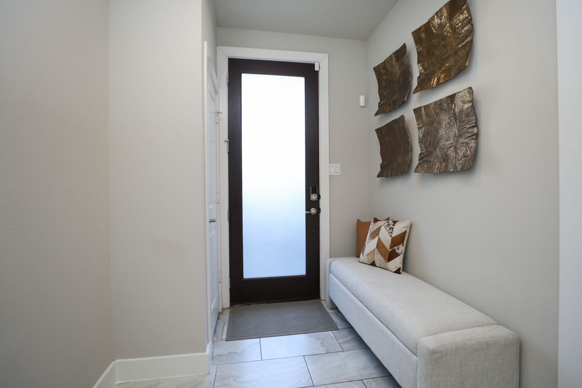 4515 Cornish Street, #A, Houston, TX 77007 View back towards the front door with coat closet to your left and room to sit and put on your shoes to the right. Also plenty of room for a "drop spot"!