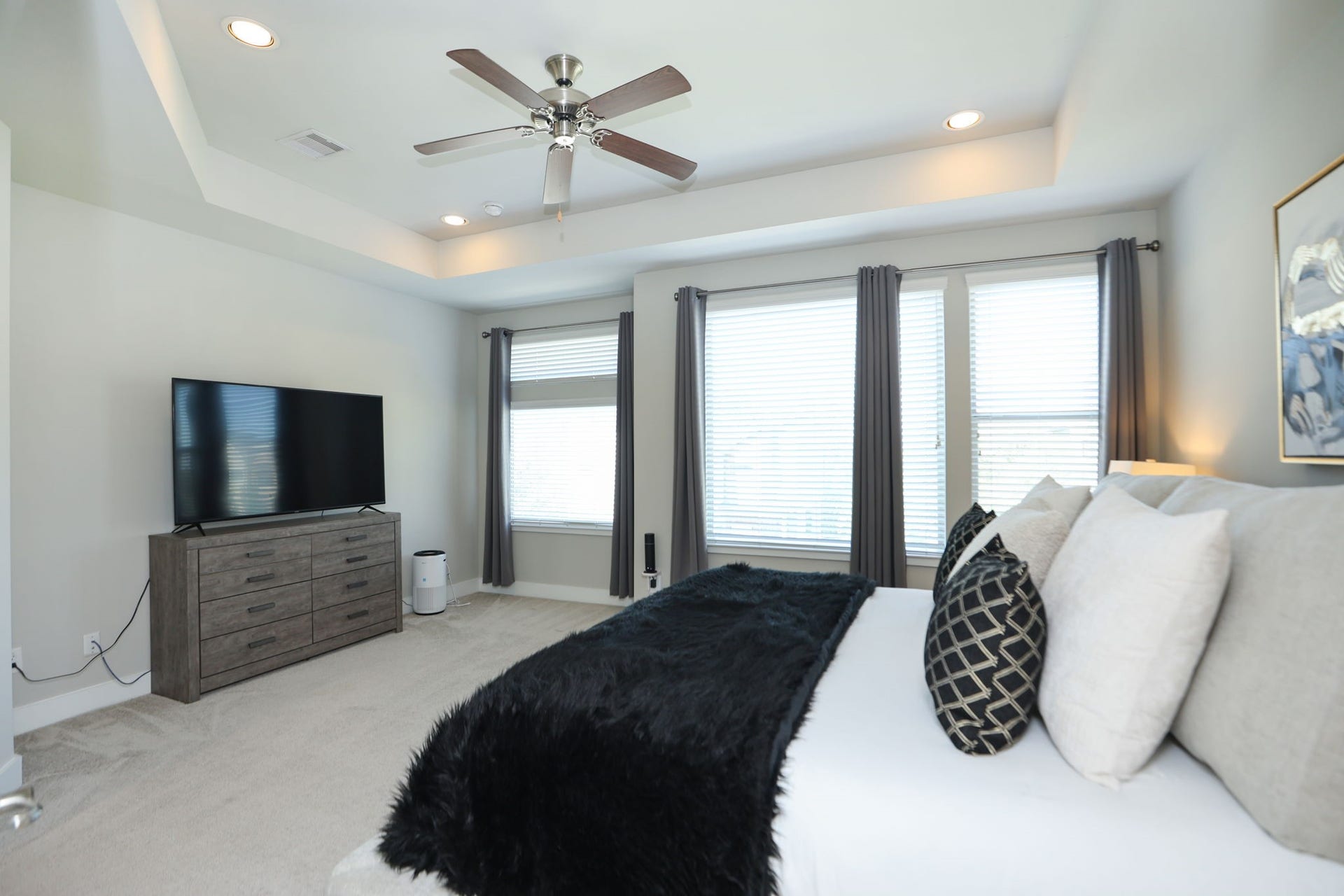 4515 Cornish Street, #A, Houston, TX 77007 Relax in your bed and watch movies, then wake up with northern light streaming in your windows. Home does not face another home or windows.