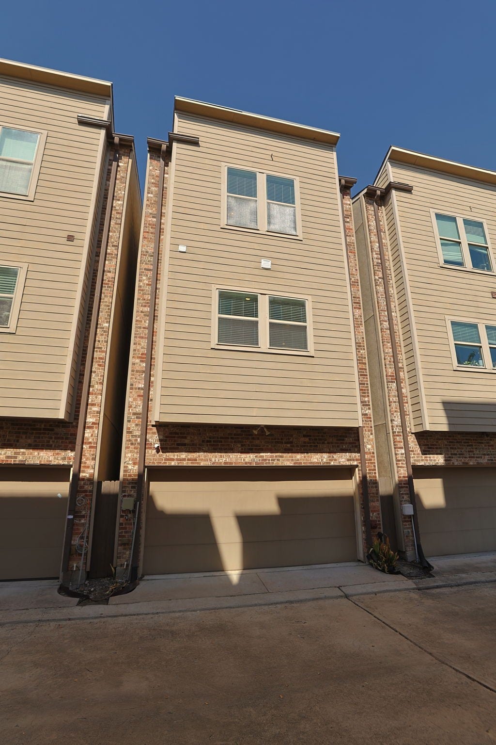 4515 Cornish Street, #A, Houston, TX 77007 View of rear of home from the shared, gated driveway. Very new development inside the loop with easy access to EVERYTHING!!