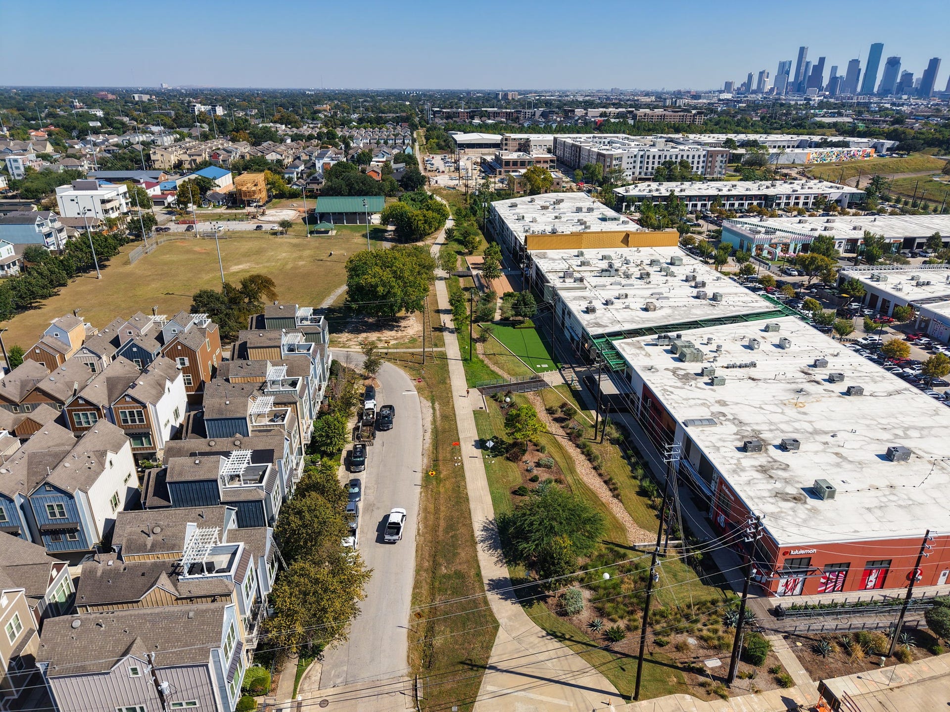 4515 Cornish Street, #A, Houston, TX 77007 Easy access to the Hike and Bike Trail (center of photo), the MKT shopping and dining areal (Right), and the park (top left). Note DOWNTOWN in the background!