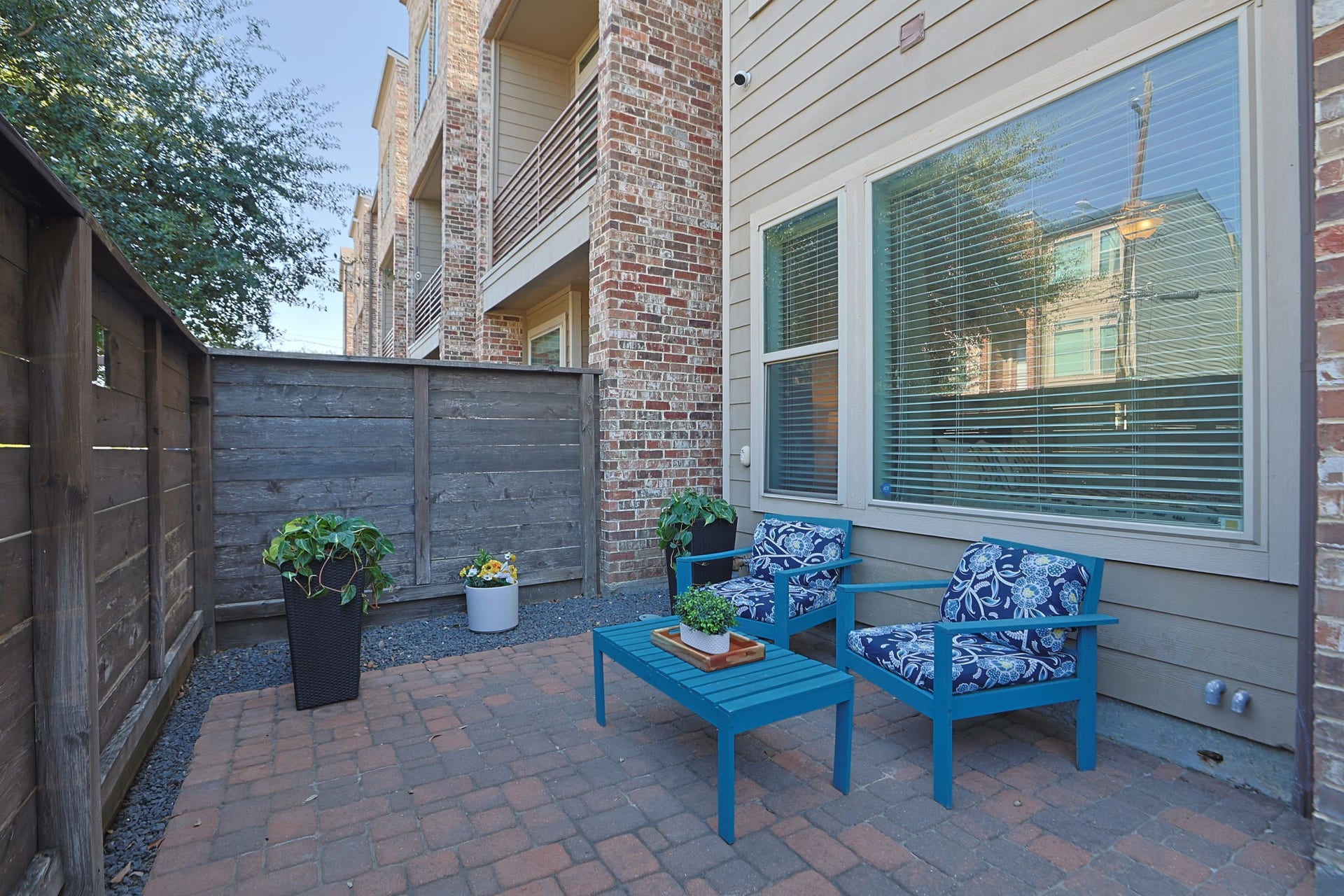 4515 Cornish Street, #A, Houston, TX 77007 Enter the gate to find your private patio, perfect for relaxing with morning coffee, or look out over the trees towards the Hike and Bike Trail and the MKT!