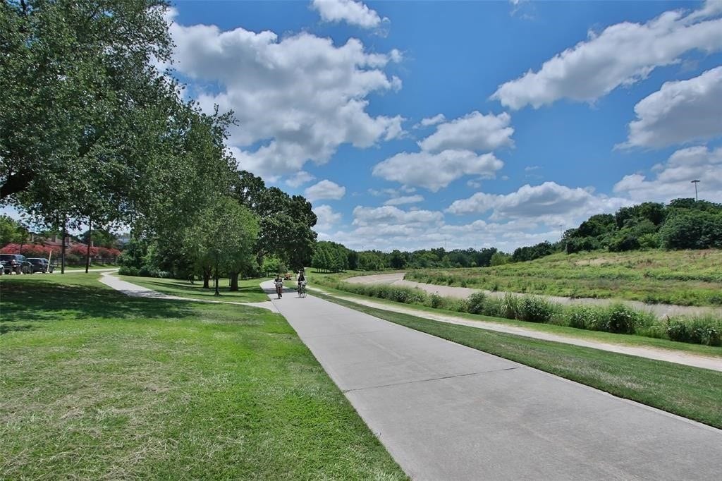 4515 Cornish Street, #A, Houston, TX 77007 View of the Hike and Bike Trail that leads directly to Downtown. This 17 mile park is withing walking distance of this home.